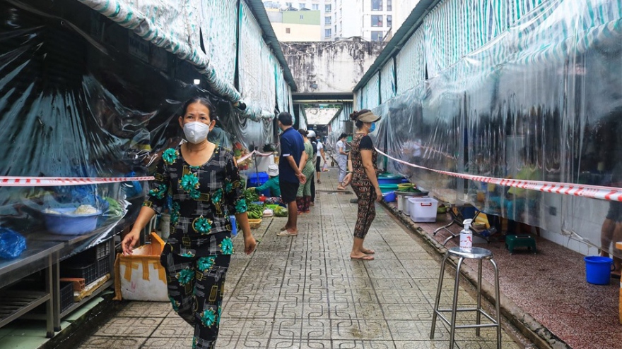 Largest traditional market in HCM City reopens